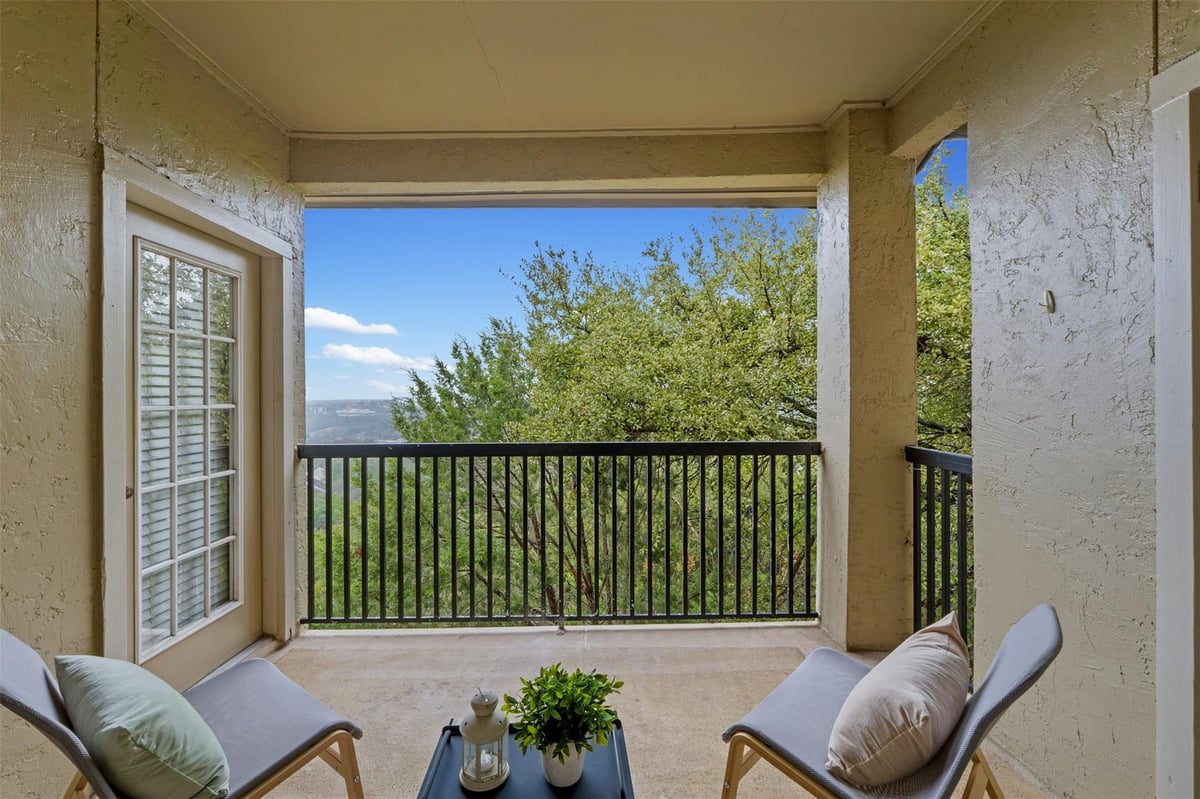 View 9525 N Capital Of Texas Hwy Unit #331 in Loop Condo 9525 N Capital Of Texas Hwy Unit #331 - front exterior - Luxury home in Loop Condo, Austin, TX