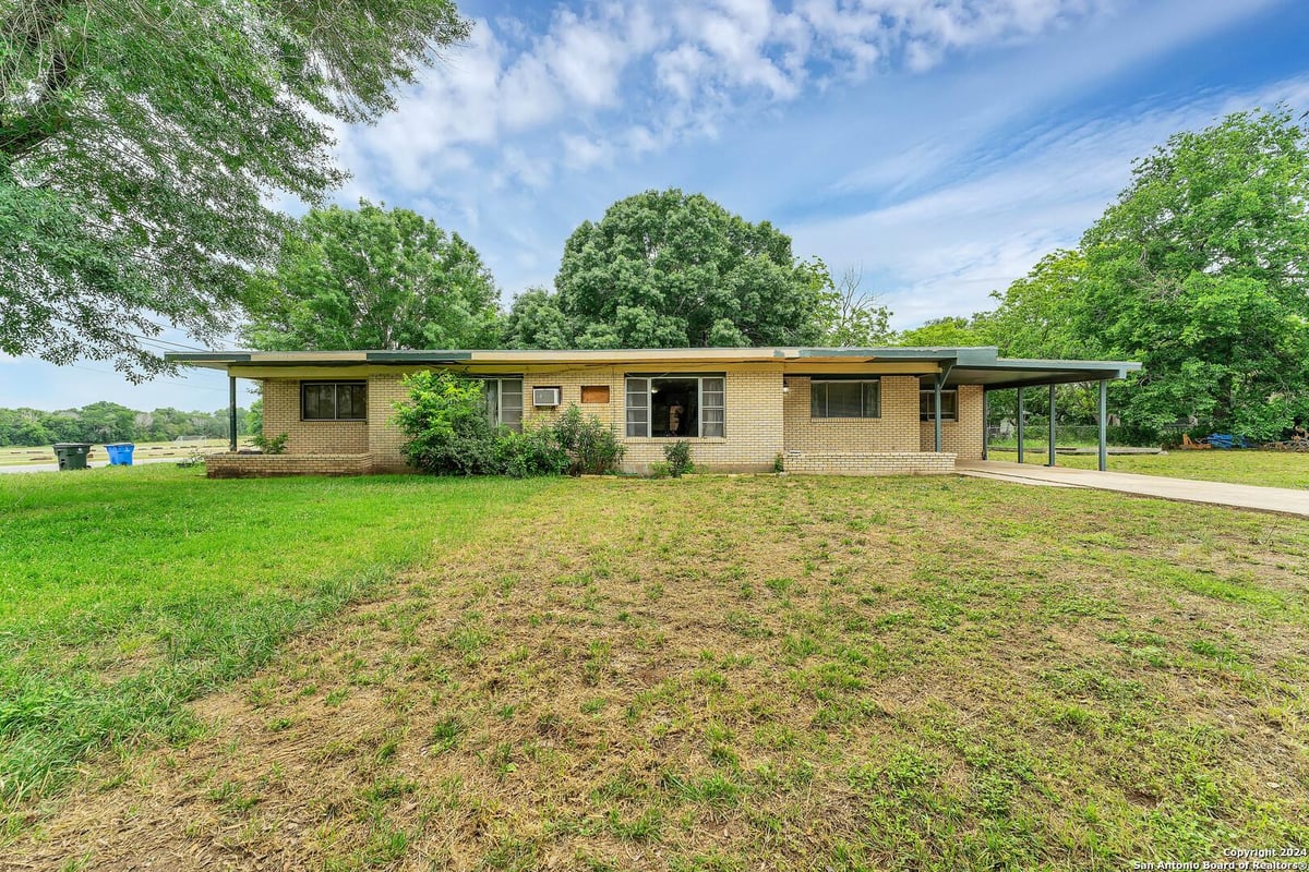 View 955 university Ln in 13 BLK: ADDN: UNIVERSITY PLACE 955 university Ln - front exterior - Luxury home in 13 BLK: ADDN: UNIVERSITY PLACE, Seguin, TX