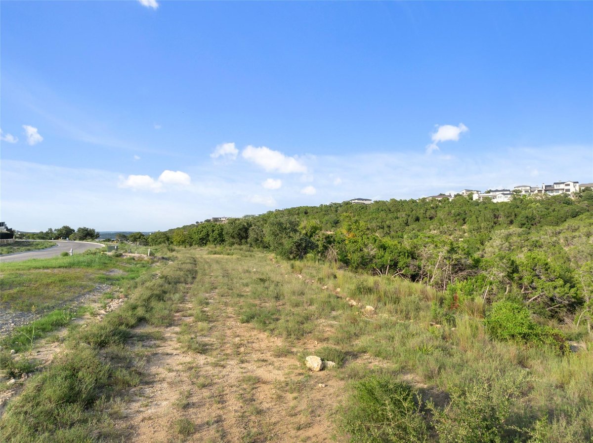 Living area at 961 Tomichi Trl - Rough Hollow- Las Brisas Estates, Lakeway, TX