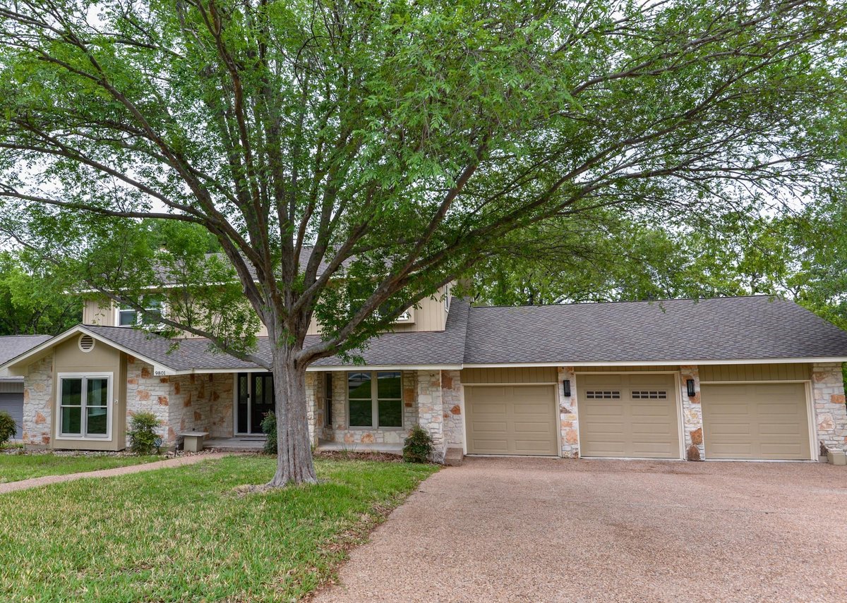 Living area at 9801 Talleyran Dr - 4 bed 2 bath home