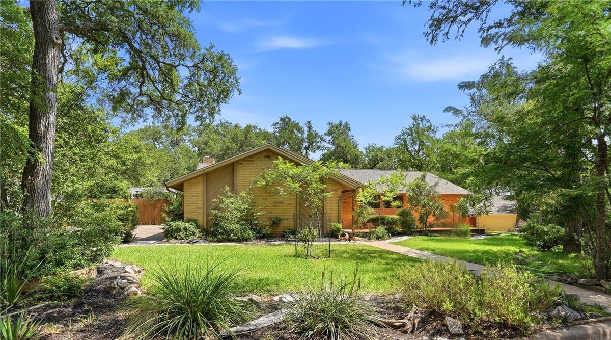 View 9900 Richelieu RD in Spicewood At Balcones Villages 9900 Richelieu RD - front exterior - Luxury home in Spicewood At Balcones Villages, Austin, TX