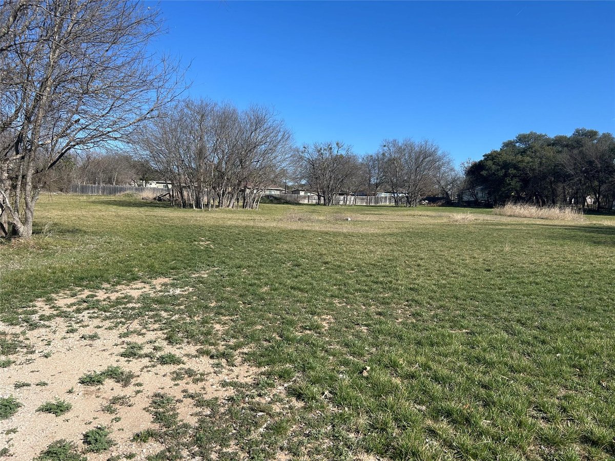 View UNKNOWN Sunset Dr in UNKNOWN UNKNOWN Sunset Dr - front exterior - Luxury lot in UNKNOWN, Lampasas, TX