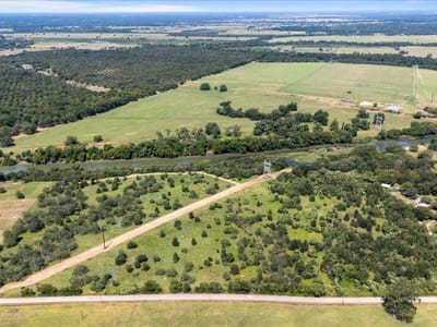 Living area at 0000 Hidden Shores RD - Hidden Shore, Smithville, TX