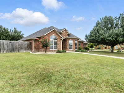 Living area at 100 Davis Ct - 4 bed 3 bath home
