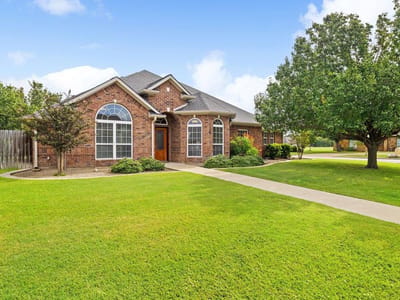 Living area at 100 Davis CT - 4 bed 3 bath home