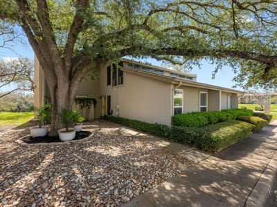 Living area - 100 Lido Cir Unit #B2 Living area at 100 Lido Cir Unit #B2 - 3 bed 2 bath home
