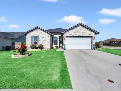 Living area at 100 S Thomas Cv - 4 bed 2 bath home