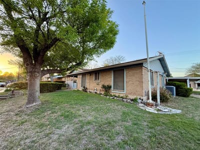 Living area at 100 Skyloop Dr - 3 bed 2 bath home