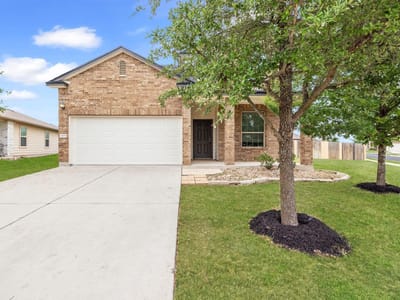 Living area at 1000 Plateau TRL - 5 bed 2 bath home