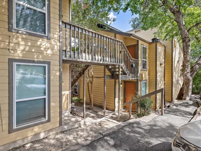 Living area at 1000 W 26th ST Unit #213 - 1 bed 1 bath home