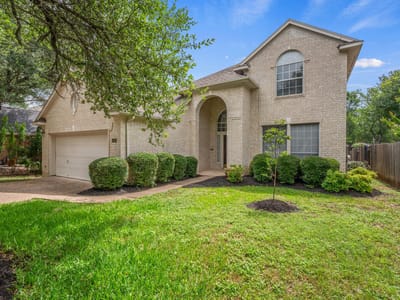 Living area at 10004 Scull Creek DR - 3 bed 3 bath home