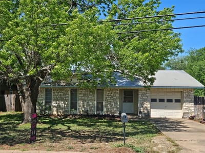 Living area at 1001 W 17th St - 3 bed 1 bath home