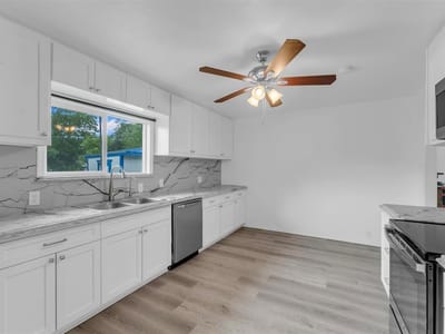 Living area at 1002 S Pierce ST - 4 bed 2 bath home