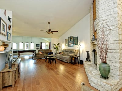 Living area at 1002 W Noton ST - 3 bed 2 bath home