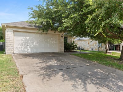 Living area at 1005 Blackburn PL - 3 bed 2 bath home