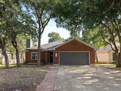 Living area at 1005 Haleys Way DR - 3 bed 2 bath home
