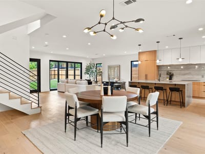 Living area at 1005 W Johanna ST - 4 bed 3 bath home