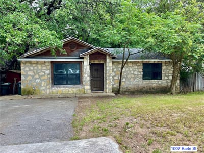 Living area at 1007-1015 Earle St - Westover, San Marcos, TX