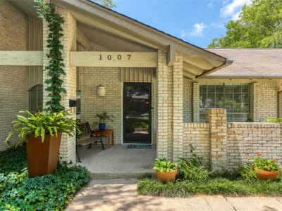 Living area at 1007 Quail Park DR - 4 bed 2 bath home