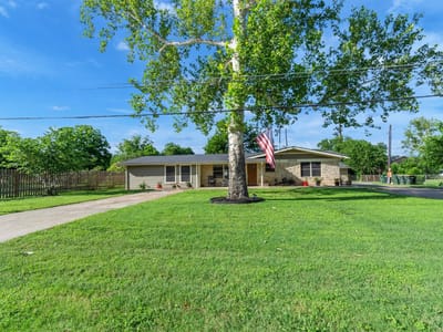 Living area at 1009 Crepe Myrtle DR - 3 bed 2 bath home