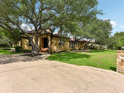 Living area at 101 Indian Bend DR - 4 bed 3 bath home