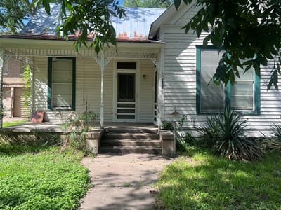 Primary bedroom at 101 NE 6th ST - 2 bed 1 bath home