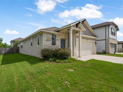 Living area at 101 Quiet Man DR - 3 bed 2 bath home