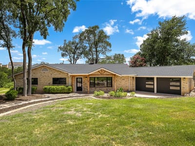 Living area at 1014 Country Club RD - 3 bed 2 bath home