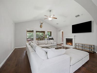 Living area at 1016 Winding Way DR - 5 bed 3 bath home