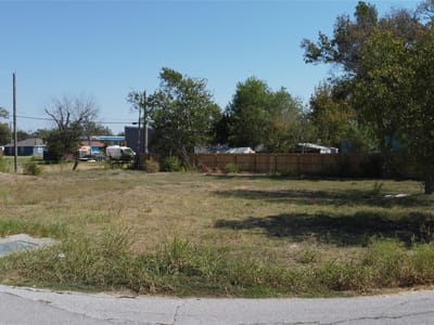 Living area at 1018 W 1st St - Doak Add, Taylor, TX
