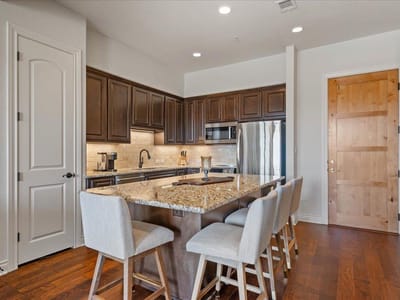 Living area at 102 Bella Toscana Ave Unit #1304 - 1 bed 1 bath home
