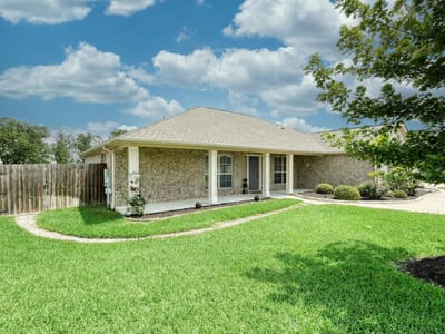 Living area at 102 Bosque DR - 4 bed 2 bath home