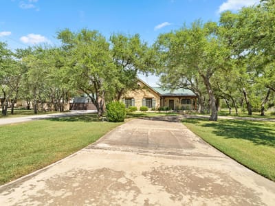 Living area at 102 Camm Lary Cir - 5 bed 3 bath home