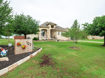 Living area at 102 McCoy CIR - 5 bed 3 bath home