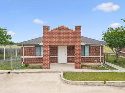 Living area at 1020 S Guadalupe ST - Guadalupe East, Lockhart, TX
