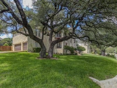 Living area at 10200 Spicewood PKWY - 5 bed 4 bath home