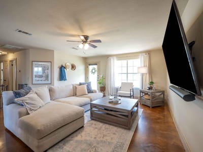 Living area at 10212 Thomas Ln - 3 bed 2 bath home