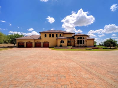 Living area at 1024 Spanish Trl - 7 bed 4 bath home