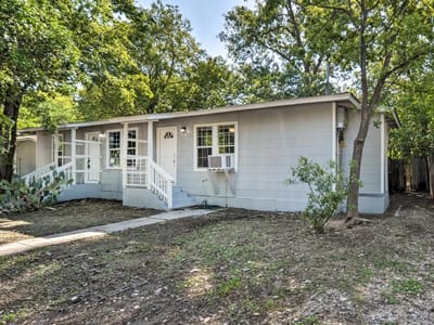 Living area at 1026 Haynes St Unit #28 - Rio Vista Terrace #2, San Marcos, TX