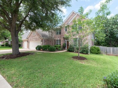 Living area at 10304 Medinah Greens DR - 6 bed 4 bath home
