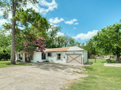 Living area at 1032 County Road 340 - 2 bed 1 bath home