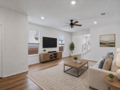 Living area at 1032 Santiam ST - 4 bed 2 bath home