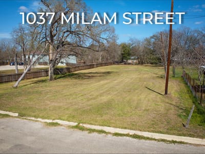 Living area at 1037 Milam St - Spencer Morris Survey, Luling, TX