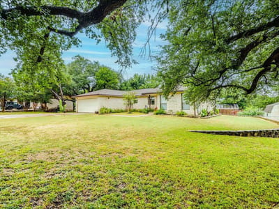 Living area at 104 Clear Springs RD - 3 bed 2 bath home