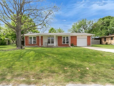 Living area at 104 S Meadow Dr - 3 bed 1 bath home