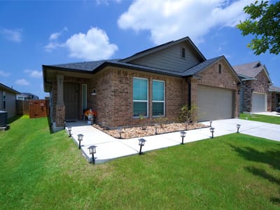 Living area at 1041 Dumfries DR - 3 bed 2 bath home