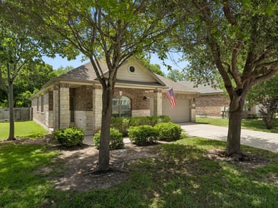 Living area at 1049 Sussex WAY - 4 bed 2 bath home