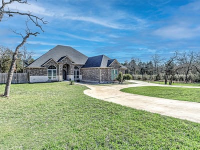 Living area at 105 Arbors Cir - 4 bed 3 bath home