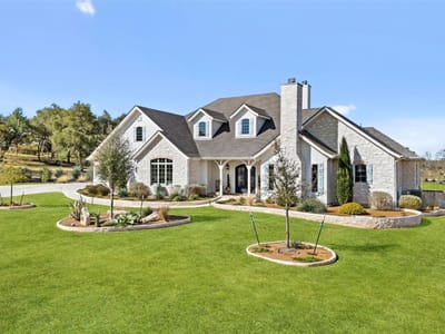 Living area at 105 Deer Valley Dr - 5 bed 5 bath home