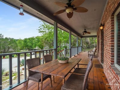 Living area at 105 Fallbrook Ct - 3 bed 2 bath home